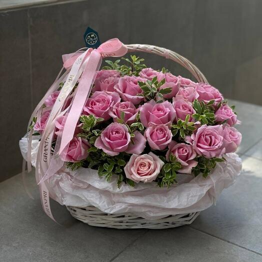 Корзина с розовыми розами