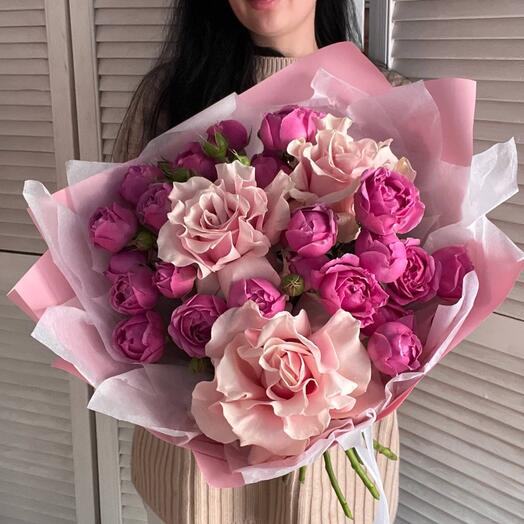 Букет с пионовидной кустовой  и французской розой