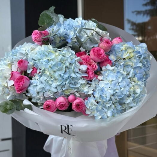 Букет из кустовых роз и гортензий