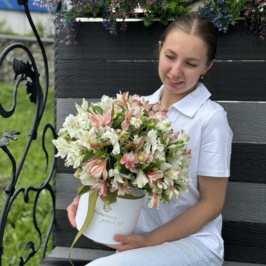 Композиция в коробке из альстромерий
