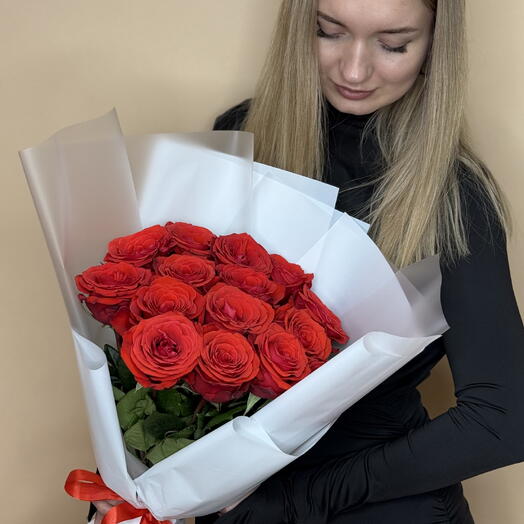 Букет 15 красных (алых) роз Эквадор