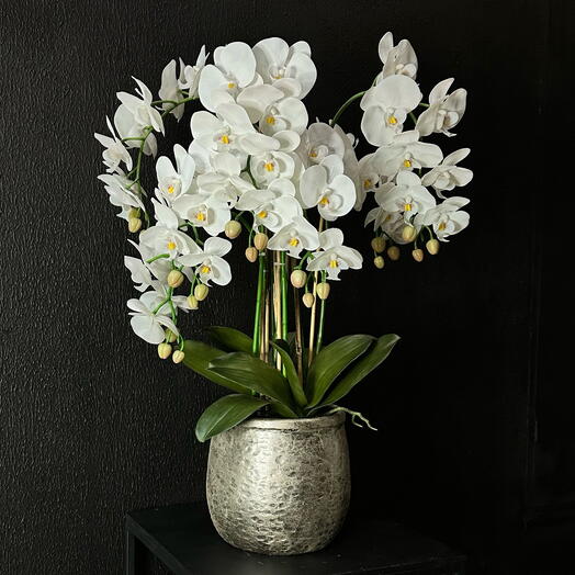 Искусственная белая орхидея фаленопсис в серебристом керамическом кашпо
