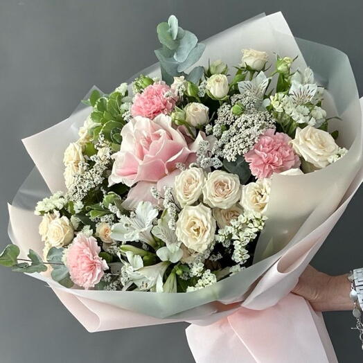 Авторский букет из кустовых роз, французской Роза, альстромерия и Dianthus