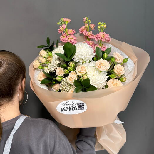 Нежный букет «Нюд» с кустовыми розами, матиолой, озатамнусом и хризантемой