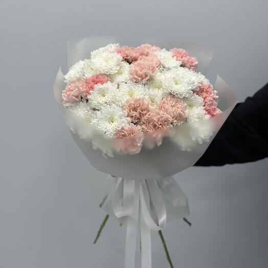 Букет из хризантем и диантусов