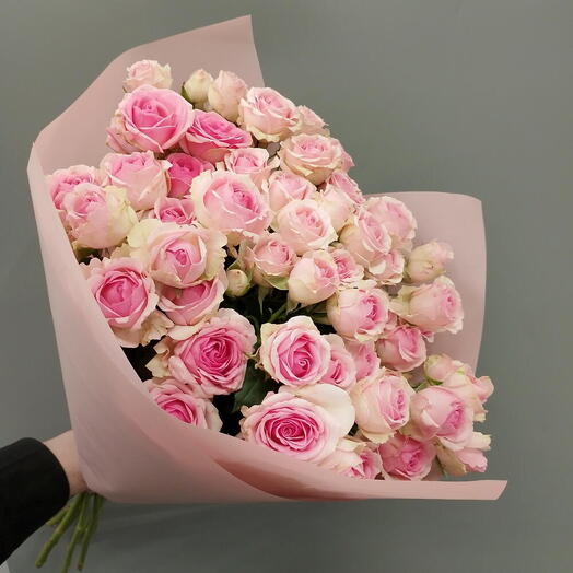 Букет из розовых кустовых роз, нежный букет цветов