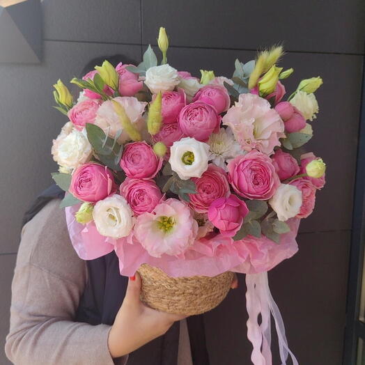 Корзина с пионовидными розами и эустомой