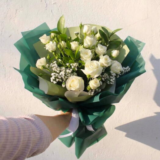 Монобукет Юность из 9 белых кустовых роз