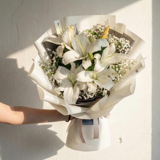 Монобукет Пробуждение из белых лилий и гипсофилы