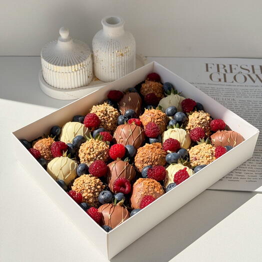 Клубника в шоколаде ст свежими ягодами голубикой и малиной