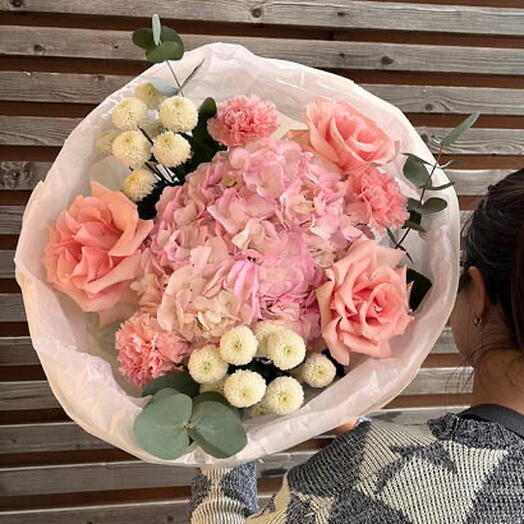 Красивый букет из гортензии и роз