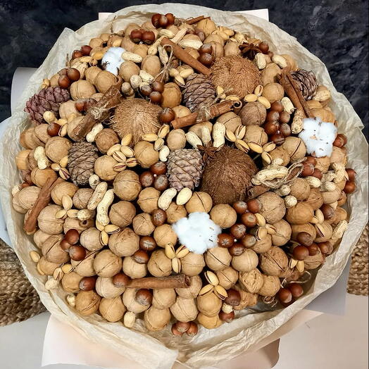 Большой ореховый букет с кедровыми шишками и кокосами