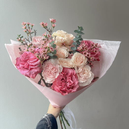 Нежный букет с розами и диантусами