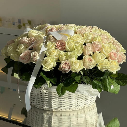 Корзина из 101 белых и розовых роз
