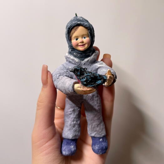 Ватная елочная игрушка «мальчик с птичкой»