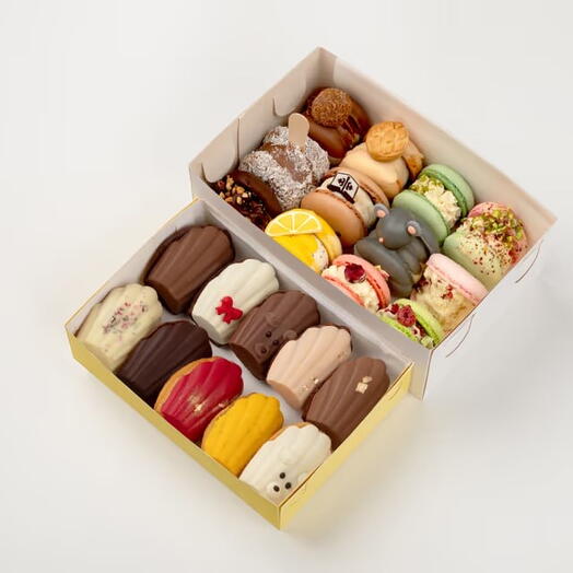 Remi mini macarons and madeleines winter combo box