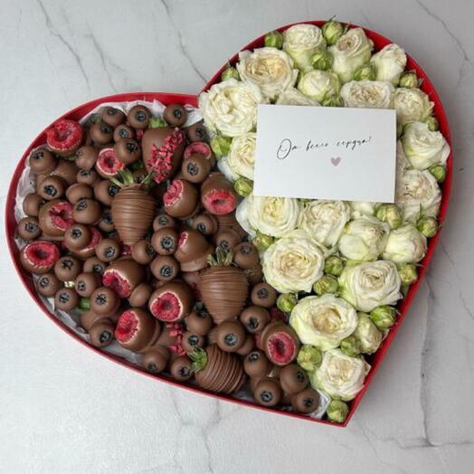 Сердце с ягодами в шоколаде и розами «Любовь и наслаждение»