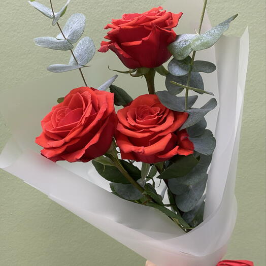Букет из красных роз и эвкалипта «Сердечное трио»