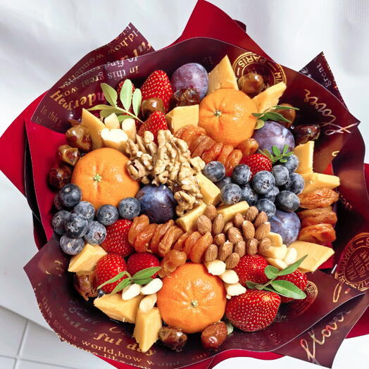 Букет из фруктов, ягод и орехов