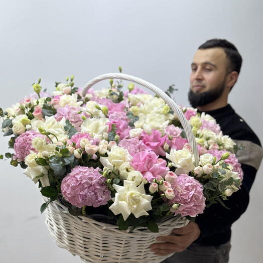 Огромный Корзина с цветами