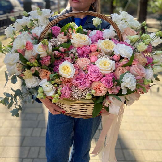 Корзина с цветами Пионовидных роз