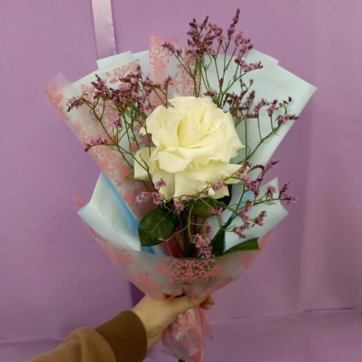 Белая французская роза с лимониумом