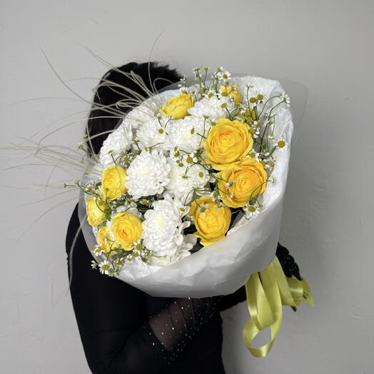 🌼Букет комплимент из кустовых пионовидных роз, ромашки и хризантем