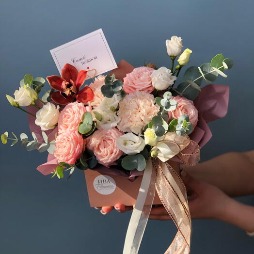 Весна в конверте с эустомой, орхидеей и кустовой розой 💌