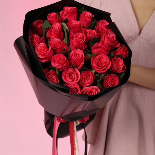 25 малиновых роз Кения 40см в черной PREMIUM упаковке