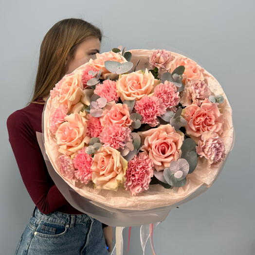 Авторский букет для любимой девушки «Весенний аромат️️💕» с французскими розами , диантусами, эвкалиптом: Размер L