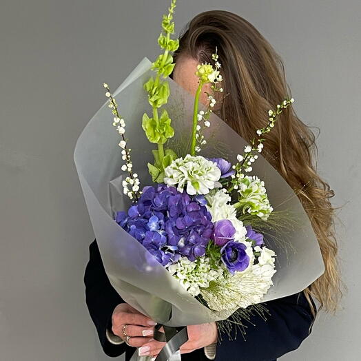 VIOLET WHITE стильный букет с гортензиями, ранункулюсами, анемонами и цветущими ветками прунуса