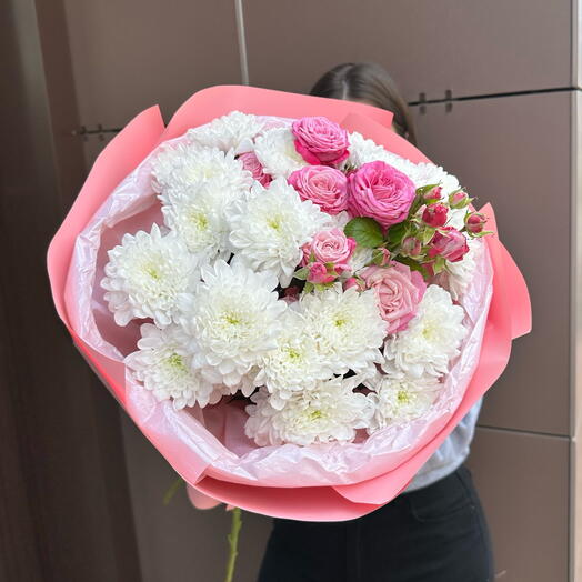 Нежный букет с кустовыми розами и хризантемой Алтай 💕