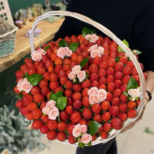 Корзина со свежей клубникой