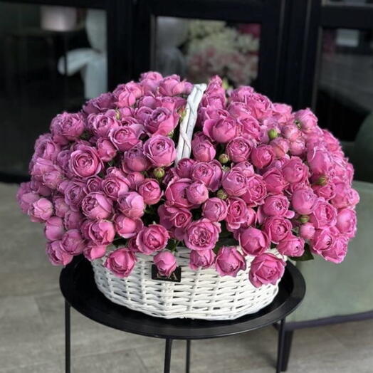 Корзина пионовидных роз
