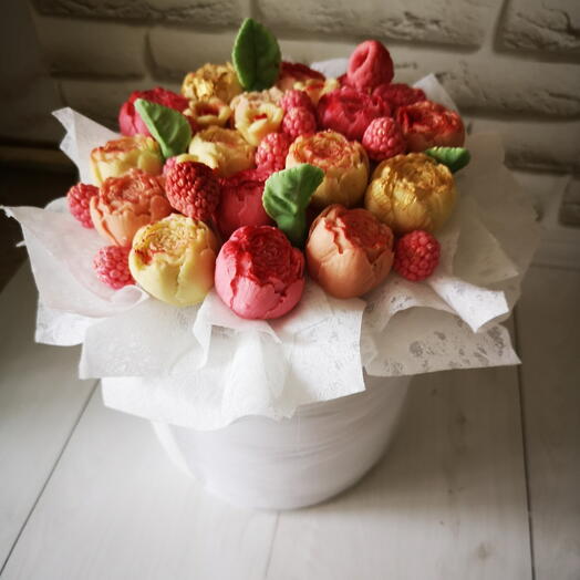 Пионы в шляпной коробке