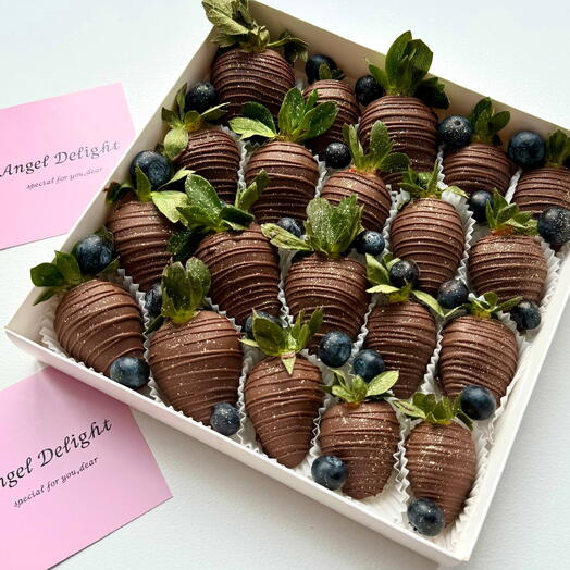 Клубника в молочном шоколаде"Choco paradise" M  (16-25 ягод)
