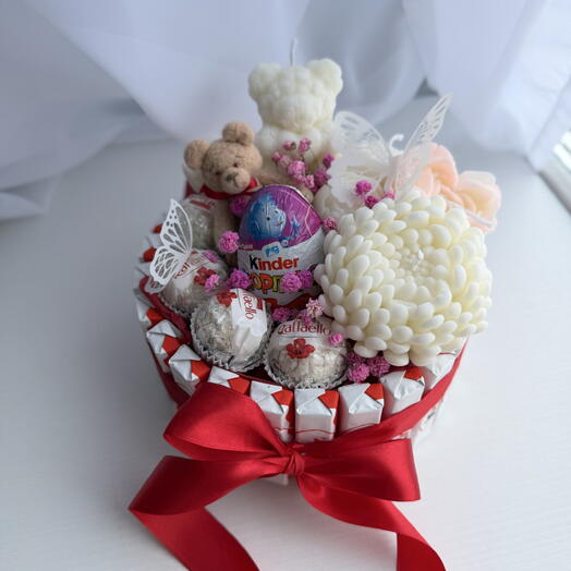 Pastel Kinder chocolate con velas en forma para decoración de interiores