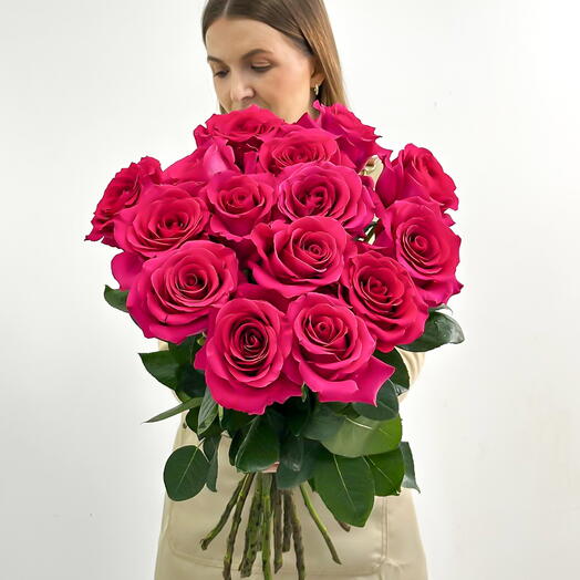 Розы розовые яркие 15 шт