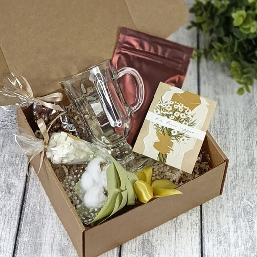 Подарочный набор для женщины, коллеги с бокалом, мини букетом,горячим шоколадом, маршмеллоу и драже