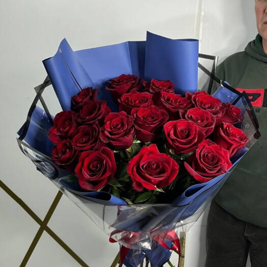 19 бордовых высоких  роз