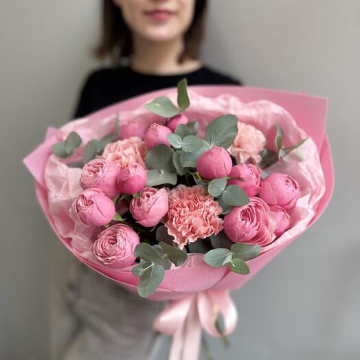 Букет с пионовидными кустовыми розами, эвкалиптом и гвоздиками