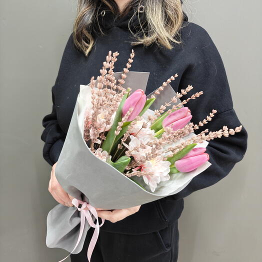 Букет комплимент с розовыми тюльпанами, хризантемой, лавандой