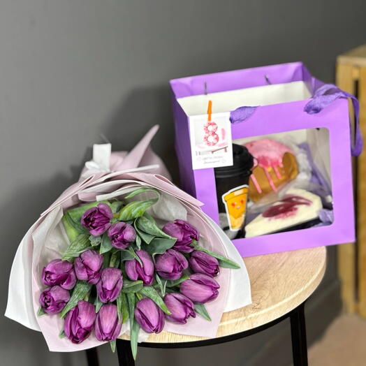 Набор букет с тюльпанами, кофе и десерт