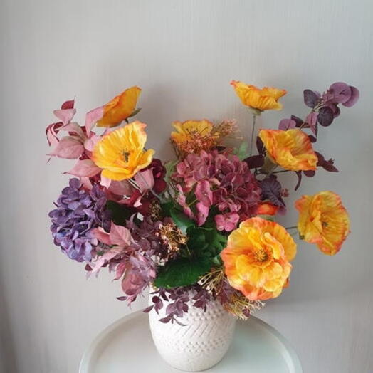 Ваза с искуственными цветами: маки, гортензии, эвкалипт