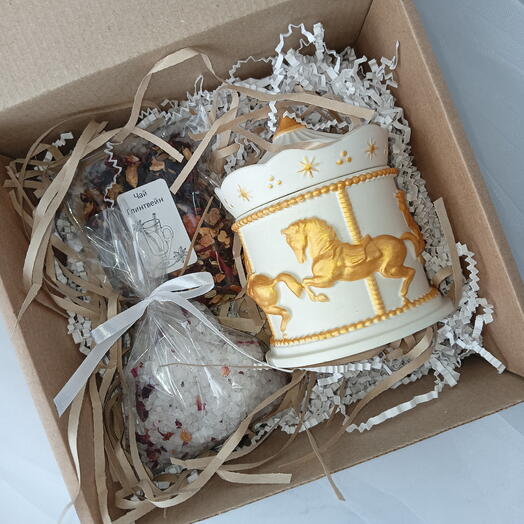 Подарочный набор со свечой, солью для ванн и чаем. Подарок на 8 марта