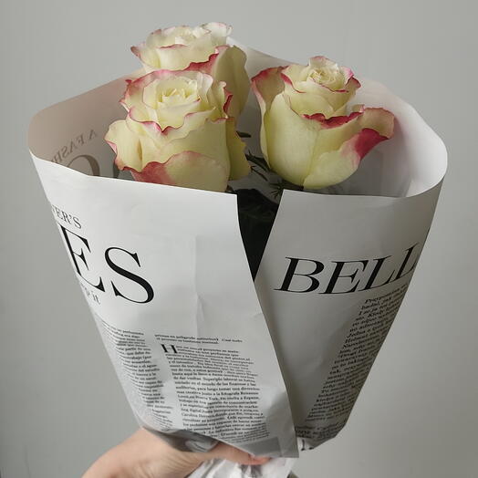 3 бело-розовые розы