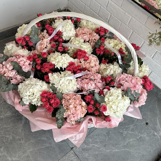 Огромная корзина цветов