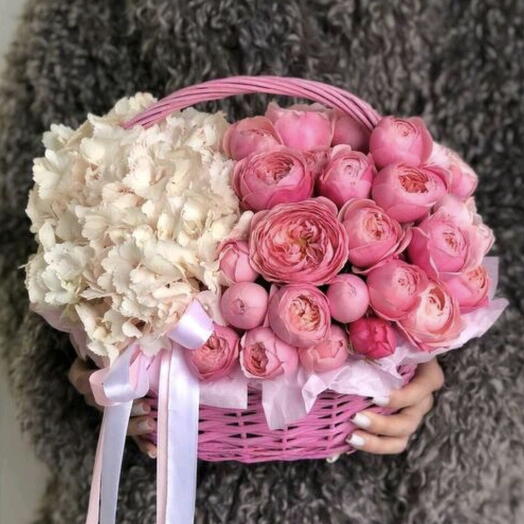 Корзина с гортензия и роз
