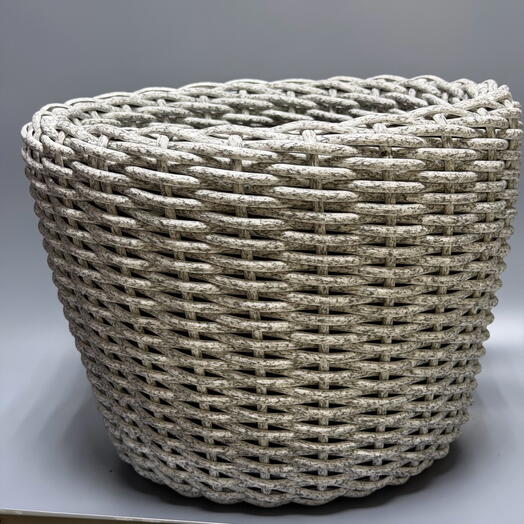 Кашпо из искусственного ротанга светлый