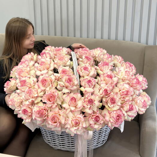 Корзина из 51 розовой розы